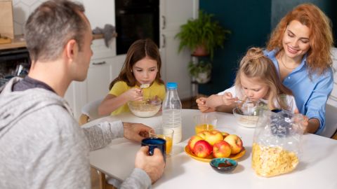 Strategi Cerdas Menghadapi Anak yang Suka Makanan Manis dan Cepat Saji